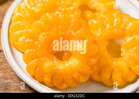 Dessert indien Jalebi frit maison sur une assiette Banque D'Images