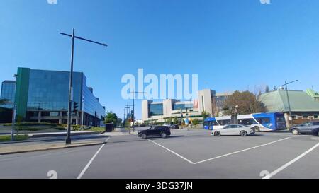 Montréal, QC, Canada - 7 août 2025 : scène de rue urbaine à Québec, Canada, montrant l'architecture moderne, des voitures et un bus de transport en commun sur un cercle Banque D'Images