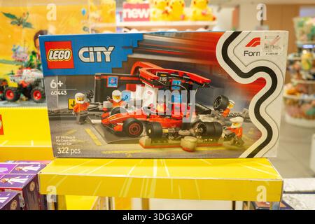 Coffret de jeu LEGO City Formula 1 exposé à la vente dans un magasin de jouets, montrant l'emballage et les prix de vente au détail des jouets de construction de marque. Banque D'Images