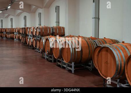 VENETS, BULGARIE - 08 OCTOBRE 2024 : perspective du Corridor de barils de vin. Fûts de vin de chêne empilés, cave de cave, vieillissement du vin. Production vinicole. Minkovi Banque D'Images