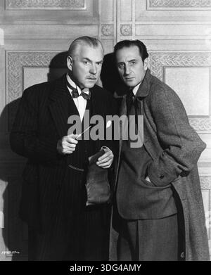 Une publicité posée Portrait de NIGEL BRUCE dans le rôle de Dr Watson et BASIL RATHBONE dans le rôle de Sherlock Holmes pour LA FEMME EN VERT 1945 réalisateur ROY WILLIAM NEILL histoire ARTHUR CONAN DOYLE scénario BERTRAM MILLHAUSER Universal Pictures Banque D'Images