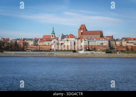 Partie historique de la ville de Torun sur la rive de la Vistule en Pologne Banque D'Images
