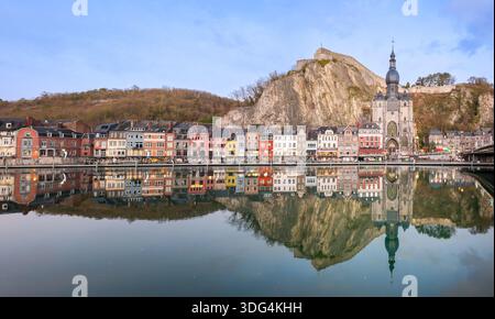 Une vue panoramique de Dinant avec l'emblématique Collégiale et la citadelle perchée sur une colline, magnifiquement reflétée dans la rivière calme de la Meuse, avec Belgi Banque D'Images