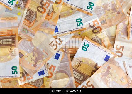 Une pile dispersée de 50 billets en euros mettant en évidence la monnaie, les flux de trésorerie et l'activité financière. Idéal pour les sujets sur la monnaie, l'économie, la finance d'entreprise, Banque D'Images