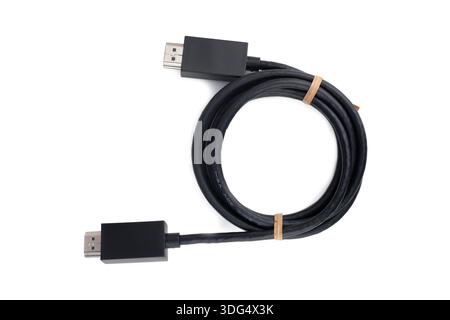 Câble HDMI isolé sur fond blanc. Banque D'Images