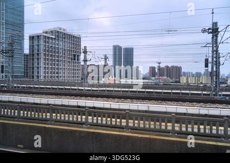 Infrastructure de transport en Chine. Lignes de chemin de fer dans le district de Panyu de la ville de Guangzhou dans Guangdong, Chine. Banque D'Images
