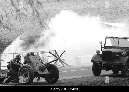 Batailles Seconde Guerre mondiale. Des réacteurs habillés en soldats d'infanterie allemands combattant avec des soldats russes. Assaut de chars. Noir et blanc Banque D'Images