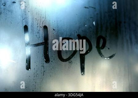 Le mot ESPOIR écrit sur du verre brumisé Banque D'Images