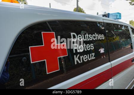 Véhicule d'urgence de la Croix-Rouge allemande avec logo et texte affichés Banque D'Images