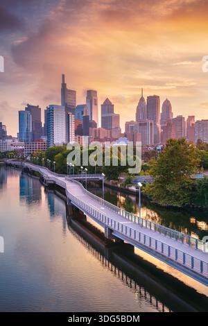 Philadelphie, Pennsylvanie, États-Unis. Image de paysage urbain du centre-ville de Philadelphie, de Pennsylvanie et de la rivière Schuylkill menant à la ville au coucher du soleil d'automne. Banque D'Images