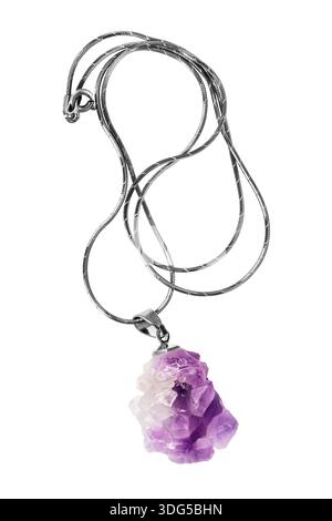 Grand pendentif en cristal améthyste sur chaîne argentée isolé sur fond blanc Banque D'Images