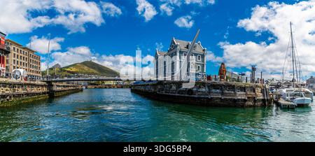 Une vue sur le bassin Victoria et Albert à Cape Town, Afrique du Sud au printemps Banque D'Images
