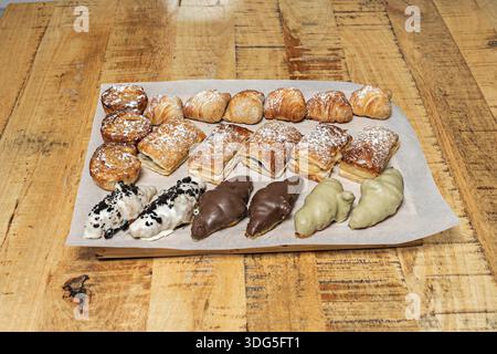 un plateau débordant de croissants classiques, amandes et chocolat, Banque D'Images