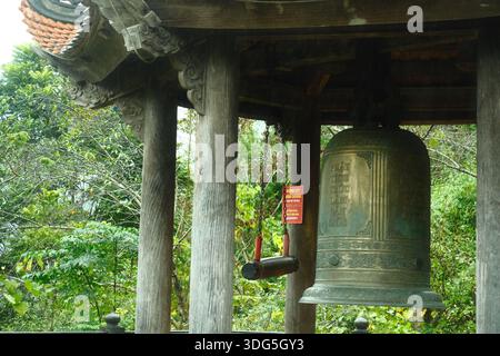 CAO Bang, Vietnam - décembre 24,2025 : une grande cloche en bronze logée dans une structure traditionnelle en bois au Temple Banque D'Images