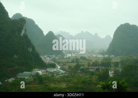 CAO Bang, Vietnam - décembre 24,2025 : un village rural niché dans les montagnes karstiques calcaires frappantes dans le nord du Vietnam Banque D'Images