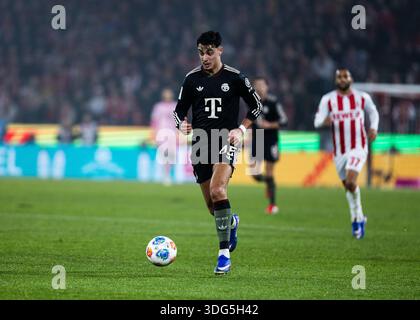 Köln, RheinEnergieStadion, 14.2026 : Aleksandar Pavlovic de Muenchen court avec le ballon lors du match 1.Bundesliga 1.FC Koeln vs FC Bayern Muenchen. Banque D'Images