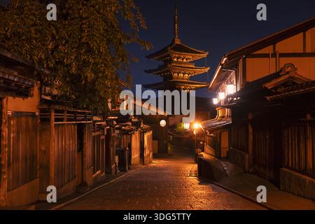 Pagode Yasaka la nuit à Kyoto, Japon Banque D'Images