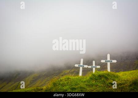 Dans un coin très reculé de l'Islande, nous avons visité une église et un musée et sommes tombés sur ce très petit cimetière dans le brouillard bas. Banque D'Images