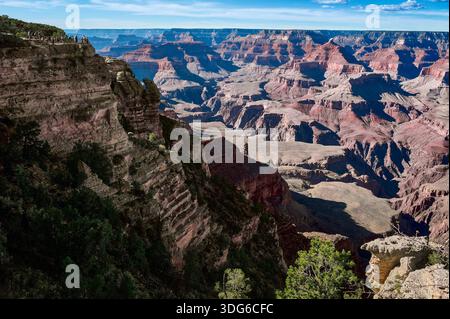 Vue imprenable sur le Grand Canyon avec des formations rocheuses superposées et un ciel bleu clair. ÉTATS-UNIS Banque D'Images