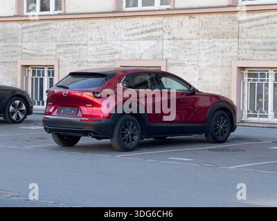 Ostrava, Tchéquie - 19 février 2025 : véhicule multisegment Mazda CX-30 neuf rouge garé dans la rue sans plaque d'immatriculation Banque D'Images