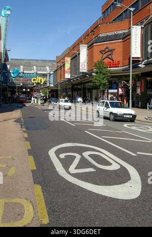 20 MPH Wood Green High préparé - Haringey, Royaume-Uni : mai 2022 Banque D'Images