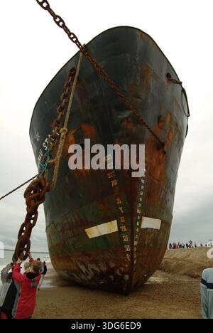 Énorme bateau échoue, échoue sur la plage de sable de Camber. - Sussex, Royaume-Uni : mai 2022 Banque D'Images