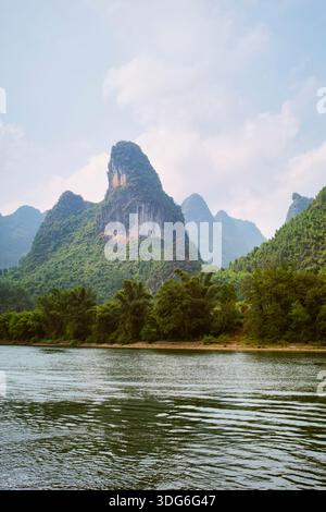 Rivière sereine coule par des montagnes verdoyantes sous un ciel bleu clair voyage de Guilin à Chengdu, Guangxi, Sichuan, Chine Banque D'Images
