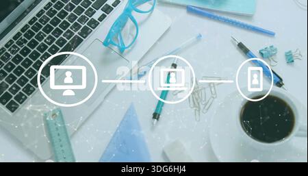 Montrant bureau blanc central avec ordinateur portable, lunettes bleues sur bloc-notes, stylos, règle, café, icônes de réseau Banque D'Images