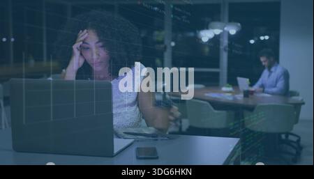 Dactylographier femme en dentelle haut frottant le front au bureau de nuit, avec smartphone portable et superposition de données Banque D'Images