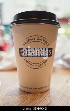 Tasse à café en papier Greggs, Ludlow, Shropshire - février 2024 Banque D'Images