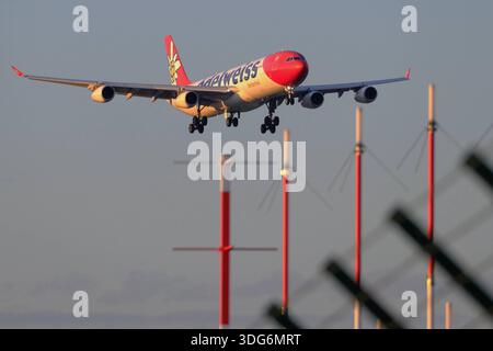 DATE D'ENREGISTREMENT NON INDIQUÉE HB-JMD - Airbus A340-313 - Edelweiss approche de l'aéroport de Kloten avec des antennes VFO Copyright : xSergioxBrunettix Banque D'Images