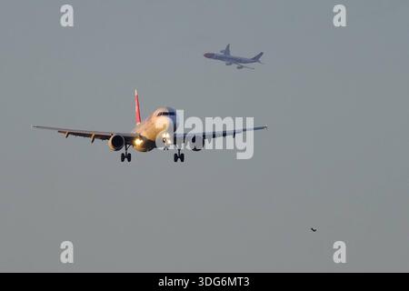 DATE D'ENREGISTREMENT NON INDIQUÉE HB-JMD - Airbus A340-313 - Edelweiss Tracks HB-IOD - Airbus A321-111 - Swiss lors de l'atterrissage à l'aéroport de Zurich Copyright : xSergioxBrunettix Banque D'Images