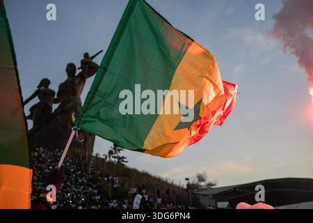 Dakar, Sénégal. 14 janvier 2026. Les supporters célèbrent la victoire du Sénégal sur l'Égypte lors des demi-finales de la Coupe d'Afrique des Nations le 14 janvier 2026 dans la zone des fans installée au Monument de la Renaissance à Dakar, au Sénégal. - 14/01/2026 - Sénégal/Dakar District/Dakar - Nicolas réméné/le Pictorium crédit : LE PICTORIUM/Alamy Live News Banque D'Images