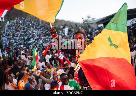 Dakar, Sénégal. 14 janvier 2026. Les supporters célèbrent la victoire du Sénégal sur l'Égypte lors des demi-finales de la Coupe d'Afrique des Nations le 14 janvier 2026 dans la zone des fans installée au Monument de la Renaissance à Dakar, au Sénégal. - 14/01/2026 - Sénégal/Dakar District/Dakar - Nicolas réméné/le Pictorium crédit : LE PICTORIUM/Alamy Live News Banque D'Images