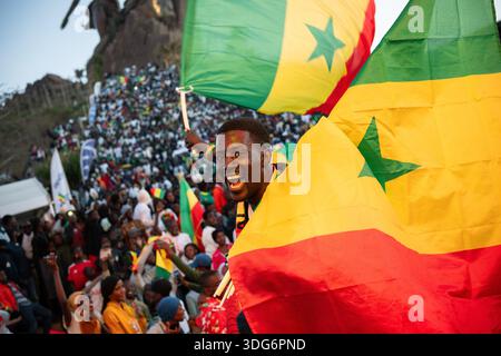 Dakar, Sénégal. 14 janvier 2026. Les supporters célèbrent la victoire du Sénégal sur l'Égypte lors des demi-finales de la Coupe d'Afrique des Nations le 14 janvier 2026 dans la zone des fans installée au Monument de la Renaissance à Dakar, au Sénégal. - 14/01/2026 - Sénégal/Dakar District/Dakar - Nicolas réméné/le Pictorium crédit : LE PICTORIUM/Alamy Live News Banque D'Images