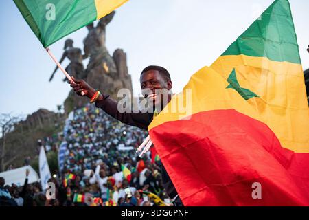 Dakar, Sénégal. 14 janvier 2026. Les supporters célèbrent la victoire du Sénégal sur l'Égypte lors des demi-finales de la Coupe d'Afrique des Nations le 14 janvier 2026 dans la zone des fans installée au Monument de la Renaissance à Dakar, au Sénégal. - 14/01/2026 - Sénégal/Dakar District/Dakar - Nicolas réméné/le Pictorium crédit : LE PICTORIUM/Alamy Live News Banque D'Images