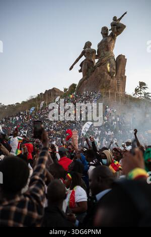 Dakar, Sénégal. 14 janvier 2026. Les supporters célèbrent la victoire du Sénégal sur l'Égypte lors des demi-finales de la Coupe d'Afrique des Nations le 14 janvier 2026 dans la zone des fans installée au Monument de la Renaissance à Dakar, au Sénégal. - 14/01/2026 - Sénégal/Dakar District/Dakar - Nicolas réméné/le Pictorium crédit : LE PICTORIUM/Alamy Live News Banque D'Images