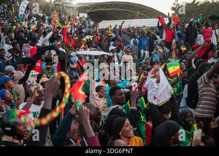Dakar, Sénégal. 14 janvier 2026. Les supporters célèbrent la victoire du Sénégal sur l'Égypte lors des demi-finales de la Coupe d'Afrique des Nations le 14 janvier 2026 dans la zone des fans installée au Monument de la Renaissance à Dakar, au Sénégal. - 14/01/2026 - Sénégal/Dakar District/Dakar - Nicolas réméné/le Pictorium crédit : LE PICTORIUM/Alamy Live News Banque D'Images