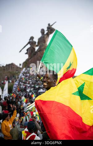 Dakar, Sénégal. 14 janvier 2026. Les supporters célèbrent la victoire du Sénégal sur l'Égypte lors des demi-finales de la Coupe d'Afrique des Nations le 14 janvier 2026 dans la zone des fans installée au Monument de la Renaissance à Dakar, au Sénégal. - 14/01/2026 - Sénégal/Dakar District/Dakar - Nicolas réméné/le Pictorium crédit : LE PICTORIUM/Alamy Live News Banque D'Images