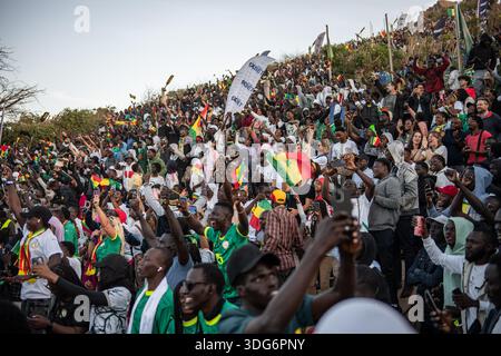 Dakar, Sénégal. 14 janvier 2026. Les supporters célèbrent la victoire du Sénégal sur l'Égypte lors des demi-finales de la Coupe d'Afrique des Nations le 14 janvier 2026 dans la zone des fans installée au Monument de la Renaissance à Dakar, au Sénégal. - 14/01/2026 - Sénégal/Dakar District/Dakar - Nicolas réméné/le Pictorium crédit : LE PICTORIUM/Alamy Live News Banque D'Images