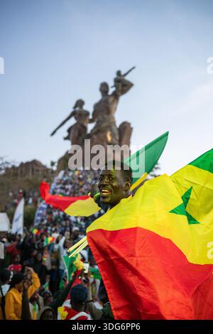 Dakar, Sénégal. 14 janvier 2026. Les supporters célèbrent la victoire du Sénégal sur l'Égypte lors des demi-finales de la Coupe d'Afrique des Nations le 14 janvier 2026 dans la zone des fans installée au Monument de la Renaissance à Dakar, au Sénégal. - 14/01/2026 - Sénégal/Dakar District/Dakar - Nicolas réméné/le Pictorium crédit : LE PICTORIUM/Alamy Live News Banque D'Images