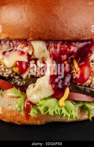 Gros plan d'un burger de bœuf à deux couches. Banque D'Images