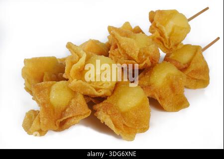 oeufs de caille enveloppés dans des emballages wonton frits sur fond blanc Banque D'Images