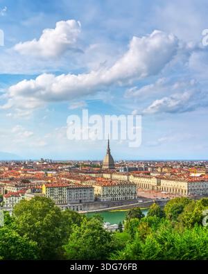 Vue panoramique de Turin, Turin, depuis Monte dei Cappuccini avec la mole Antonelliana. Le paysage urbain comprend le fleuve Pô et les Alpes, le Piémont Banque D'Images
