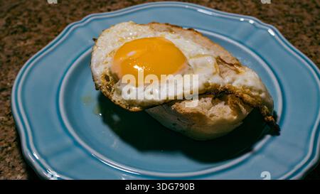 Délicieux œuf frit Sunny-Side Up sur pain grillé croustillant Banque D'Images