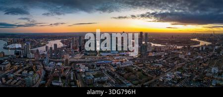 Vue aérienne panoramique de l'horizon illuminé de Londres, Angleterre, s'étendant de Greenwich à Canary Wharf le long de la Tamise jusqu'à Tower Bridg Banque D'Images