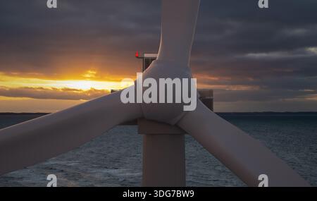 conception d'eolienne offshore de grande puissance. illustration 3d. Banque D'Images