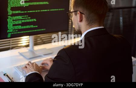 Programmeur d'affaires homme de codage à l'ordinateur dans le bureau moderne, développeur au travail Banque D'Images