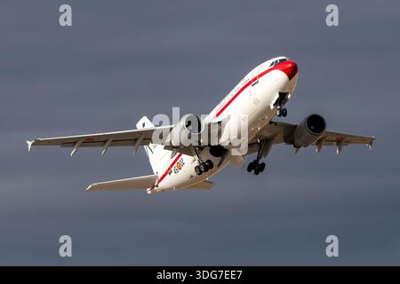 Avión gubernamental de la fuerza aérea Española, Ejército del aire. Transporte oficial Airbus A310 despegando. Banque D'Images