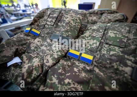 Gros plan de la broderie de drapeau ukrainien sur l'uniforme de l'armée. Fabrication professionnelle d'équipement tactique militaire et de vestes de camouflage pixelisées en indust Banque D'Images